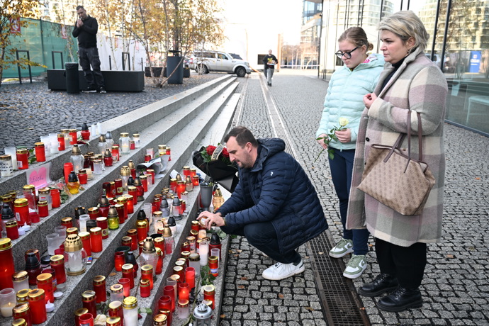 Pieta před budovou rádia Evropa 2 za Patrika Hezuckého.