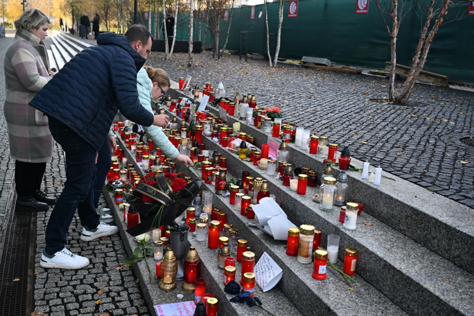 Pieta před budovou rádia Evropa 2 za Patrika Hezuckého.