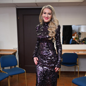 Lenka Graf v krásných třpytivých šatech.