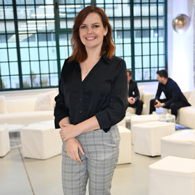 Dagmar přešla na volnou nohu, takže má víc času na sebe a přestala jíst při práci sušenky. 