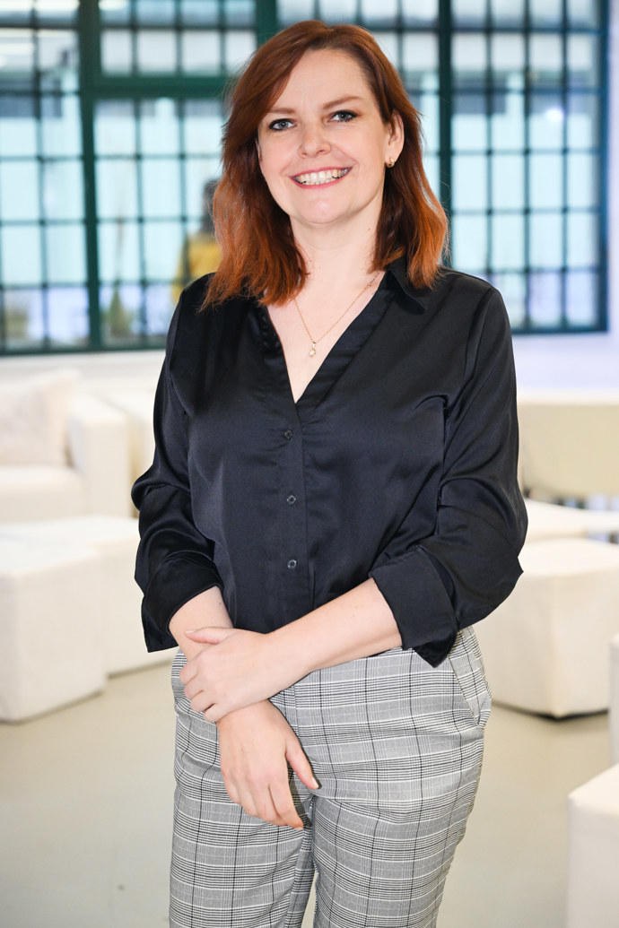 Kalhoty doplnila Dagmar černou saténovou halenkou. 