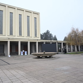 První smuteční hosté se přicházejí naposledy rozloučit s moderátorem Patrikem Hezuckým.