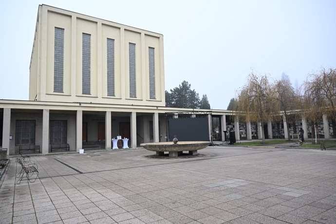 První smuteční hosté se přicházejí naposledy rozloučit s moderátorem Patrikem Hezuckým.