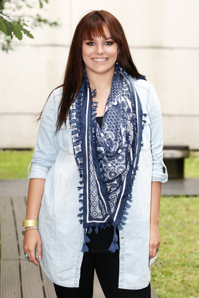 V témže roce také nosila ostříhanou ofinku. 