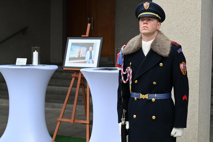 Poslední rozloučení s výtvarníkem Theodorem Pištěkem.