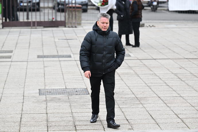 Zpěvák Matěj Ruppert na posledním rozloučení s Hezuckým.