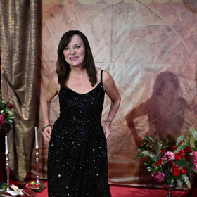 Beata Rajská hosty tentokrát vítala v černých flitrových šatech. 