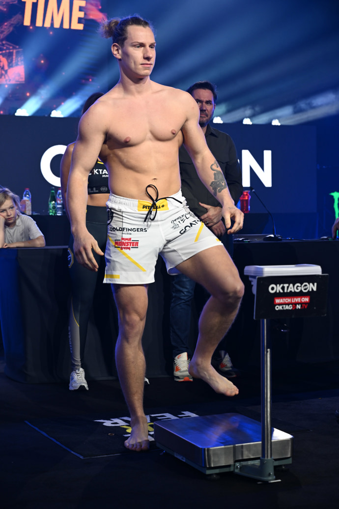 Pavel Tóth jde na vážení.