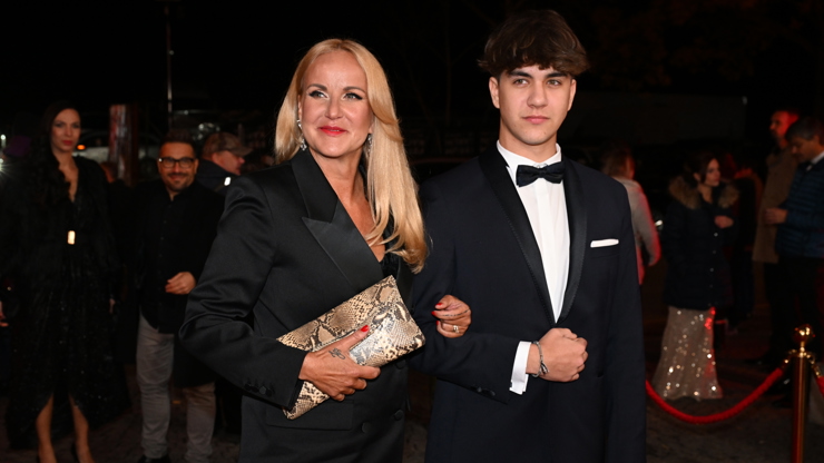 Vendula se synem Jakubem. Ten jakoby z oka vypadl slavnému tatínkovi Karlovi Svobodovi. 