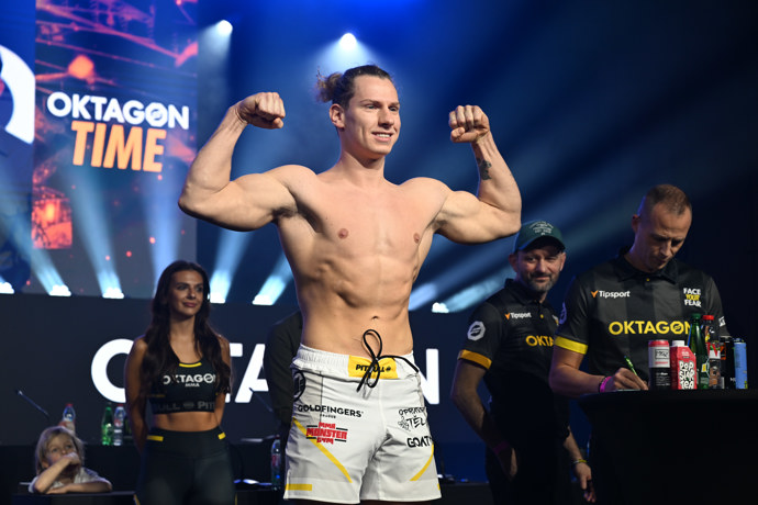 Pavel Tóth ukázal svaly.