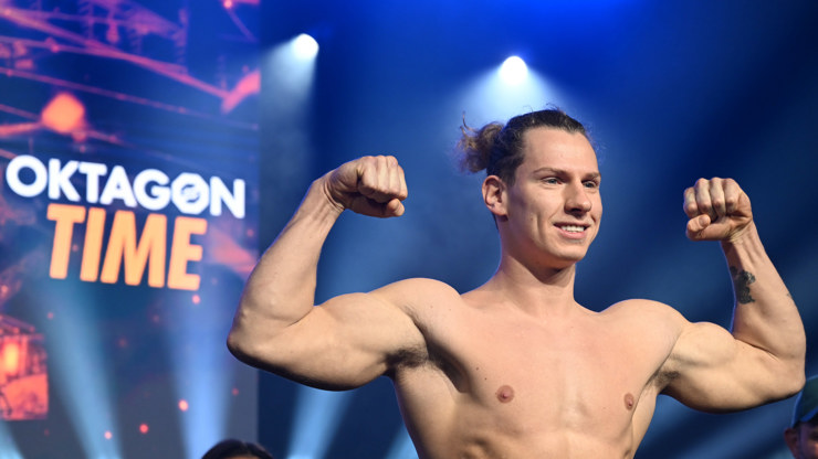 Pavel Tóth ukázal svaly.