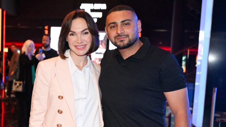 Kamila Nývltová s parterem na premiéře filmu Jedna bitva za druhou.