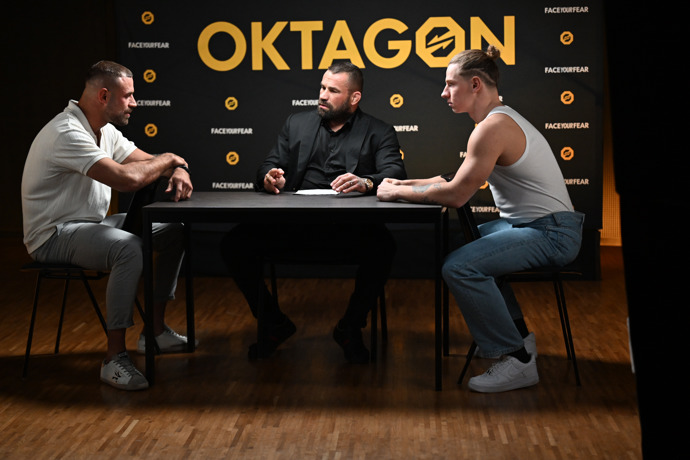 Profesionální zápasník Ondřej Raška a Pavel Tóth usedli tváří v tvář.