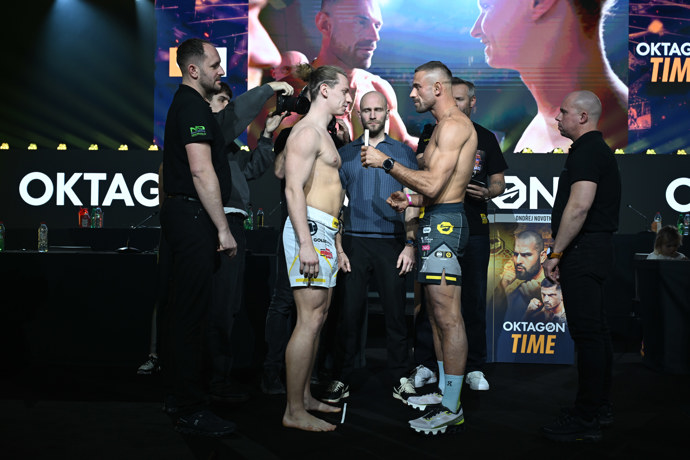 Pavel Tóth se utká v kleci s Ondřejem Raškou.