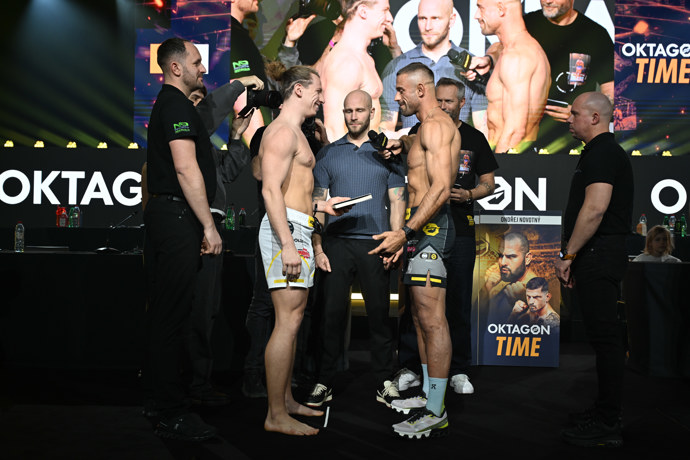 Pavel Tóth se utká v kleci s Ondřejem Raškou.