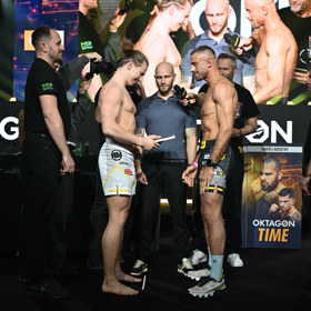 Ondřej Raška nepřišel na vážení s prázdnou. Pavel Tóth od něj dostal dárek.