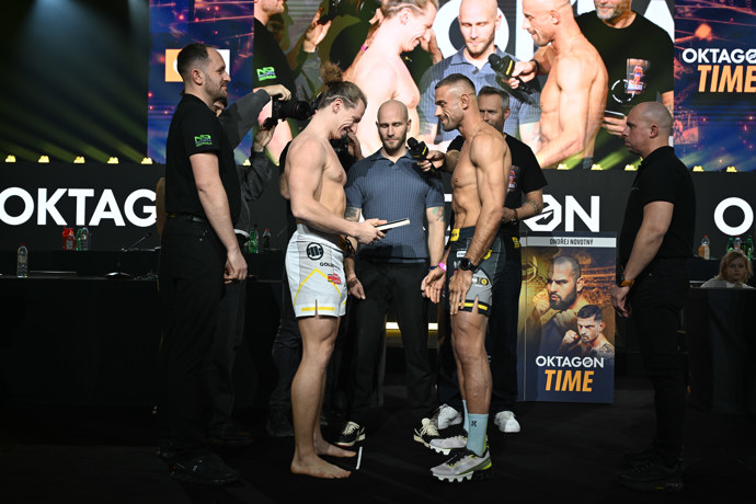 Ondřej Raška nepřišel na vážení s prázdnou. Pavel Tóth od něj dostal dárek.