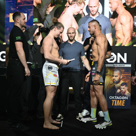 Pavel Tóth dostal od Ondřeje Rašky knihu.