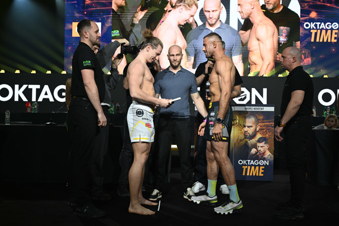 Pavel Tóth dostal od Ondřeje Rašky knihu.