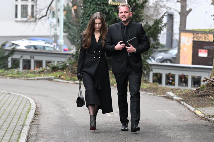 Libor Bouček přišel na pohřeb v doprovodu své paní.