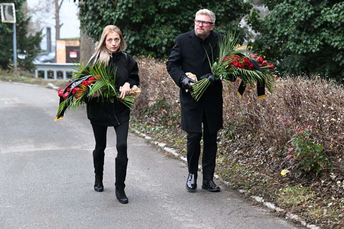 Lidé se přicházejí rozloučit s Patrikem Hezuckým.