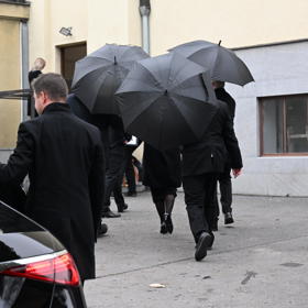 Nikola Hezucká přišla v doprovodu ochranku.