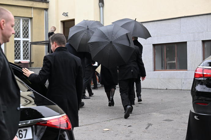 Nikola Hezucká přišla v doprovodu ochranku.