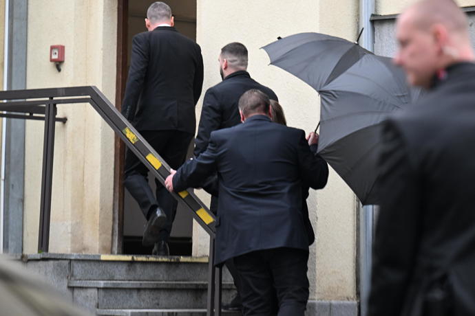 Nikola Hezucká měla kolem sebe ochranku.