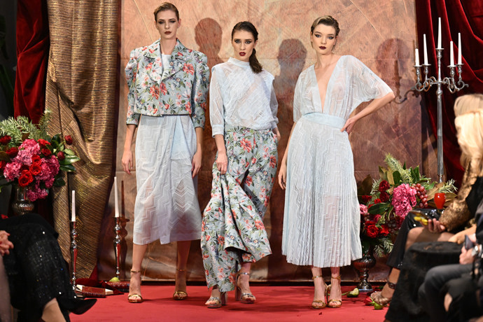 Modelky nosily také květovaný žakár. 
