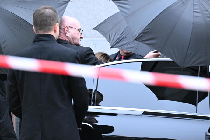 Nikola Hezucká měla kolem sebe ochranku, která udělala kolem ní hradbu z černých otevřených deštníků.