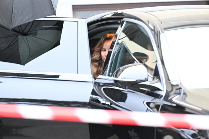 Nikola Hezucká přijela na pohřeb svého manžela Patrika Hezuckého v černém Mercedesu.