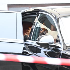 Nikola Hezucká přijela na pohřeb svého manžela Patrika Hezuckého v černém Mercedesu.