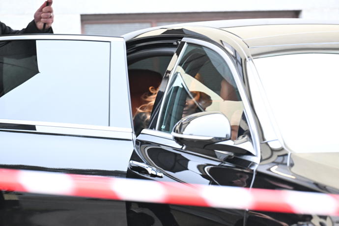 Nikola Hezucká přijela na pohřeb svého manžela Patrika Hezuckého v černém Mercedesu.