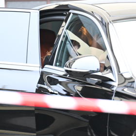 Nikola Hezucká přijela na pohřeb svého manžela Patrika Hezuckého v černém Mercedesu.