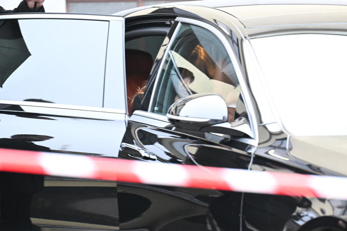 Nikola Hezucká přijela na pohřeb svého manžela Patrika Hezuckého v černém Mercedesu.