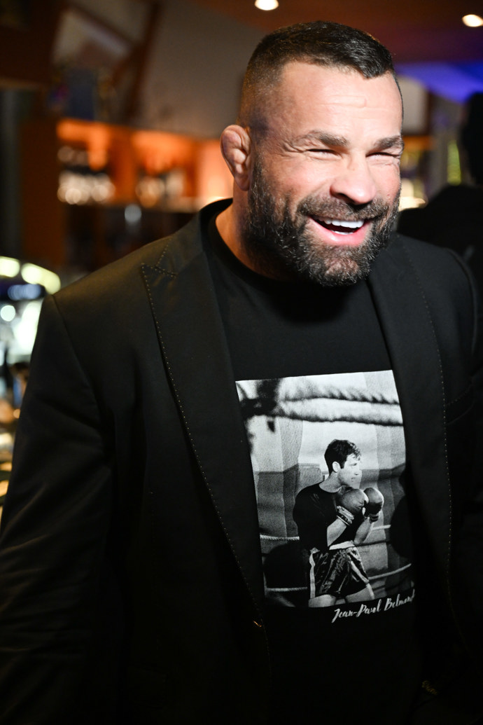 Karlos se snažil udržovat pozitivní náladu.