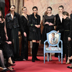 Židle byla zlatým hřebem scény její módní přehlídky. 