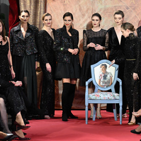 Židle byla zlatým hřebem scény její módní přehlídky. 