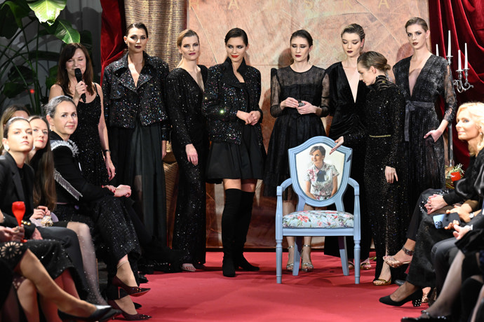 Židle byla zlatým hřebem scény její módní přehlídky. 