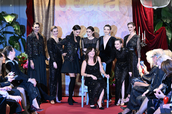 Návrhářka Beata Rajská pokřtila kalendář pro rok 2026 - a zapózovala na své restaurované tyrkysové židli. 