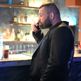 Karlos Vémola často někomu volal.