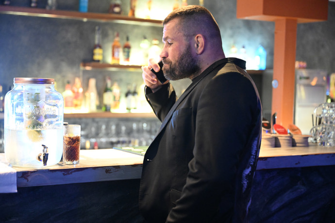 Karlos Vémola často někomu volal.