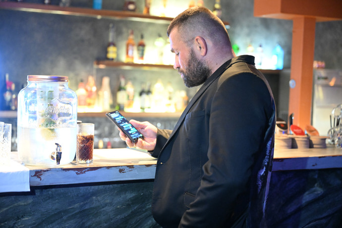 Karlos si posílal hlasovky.