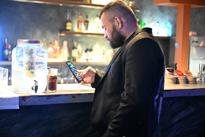 Karlos Vémola neustále kontroloval telefon. 