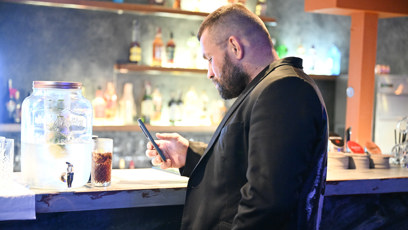 FOTO: Vémola byl často na svém telefonu.