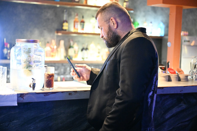 Vémola byl často na svém telefonu.