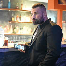 Karlose očividně něco trápilo.