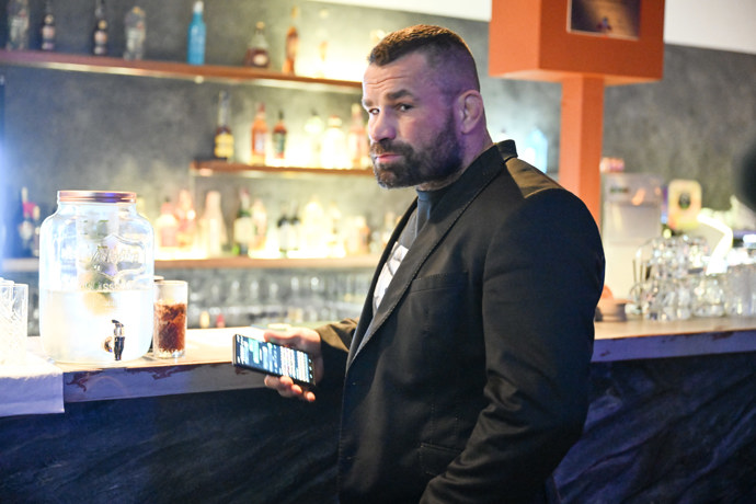 Karlose očividně něco trápilo.