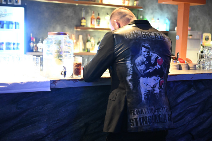 Vémola trávil čas na baru sám s telefonem.