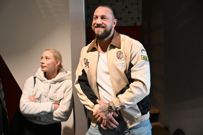 Jakub Enžl dorazil po boku své manželky.